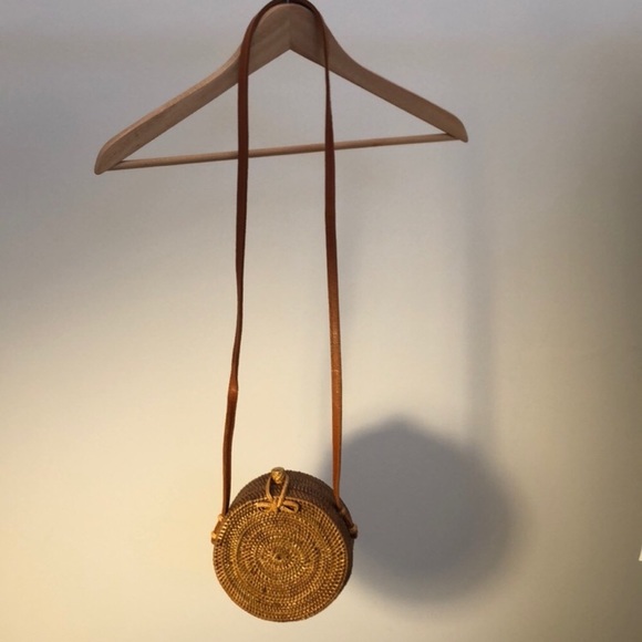 Brand new-Round rattan purse with leather strap. - Picture 8 of 8